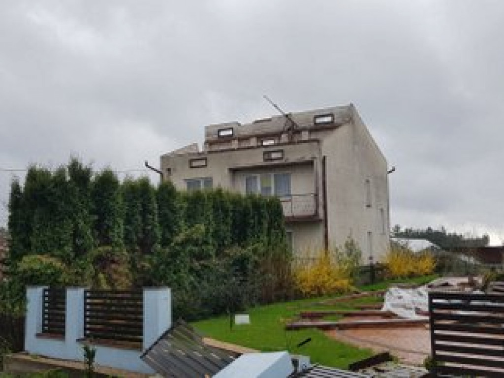 Trąba powietrzna nad Tereszpolem. Silny wiatr powalił także drzewa w regionie (FOTO, AKTUALIZACJA)