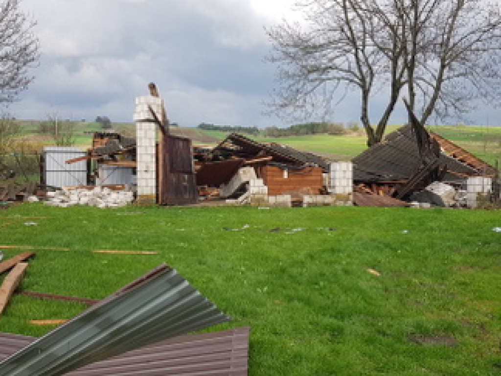 Trąba powietrzna szalała nad Tereszpolem. Uszkodziła domy, zniszczyła budynki gospodarcze (FOTO)