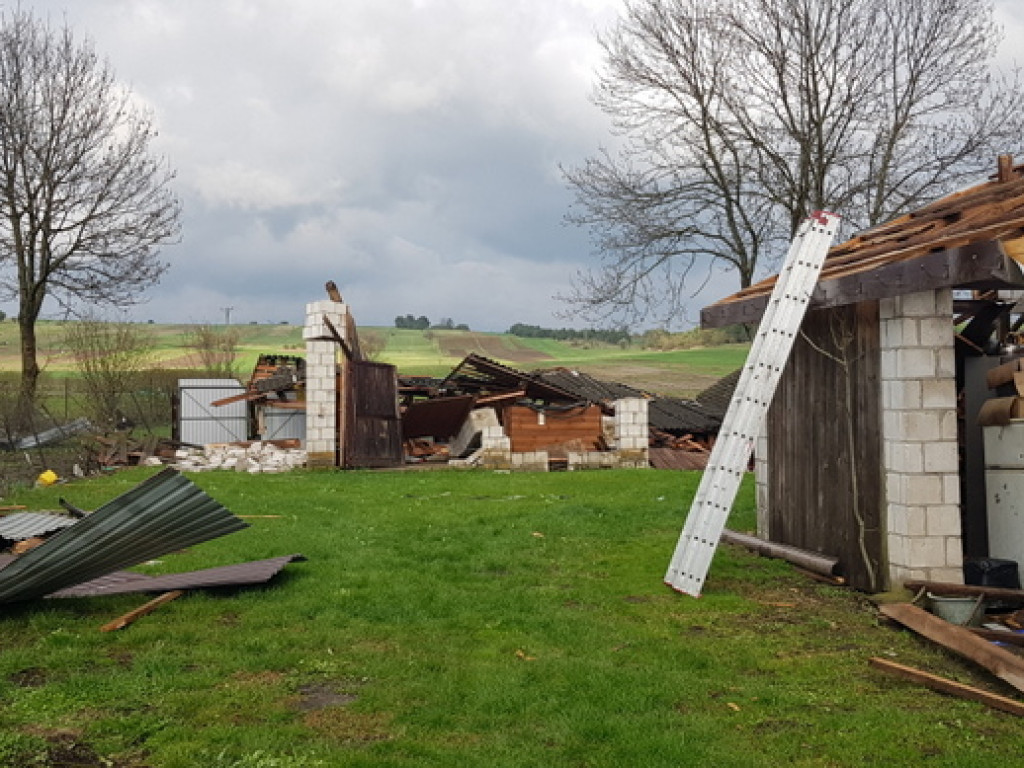 Trąba powietrzna szalała nad Tereszpolem. Uszkodziła domy, zniszczyła budynki gospodarcze (FOTO)