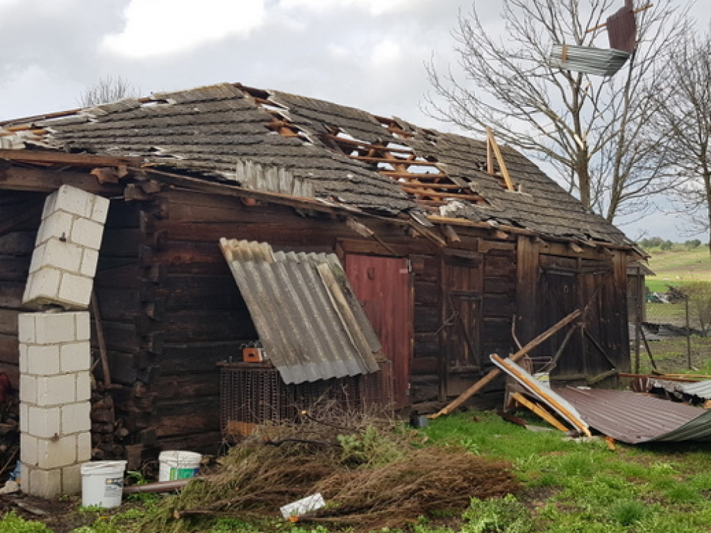 Trąba powietrzna szalała nad Tereszpolem. Uszkodziła domy, zniszczyła budynki gospodarcze (FOTO)