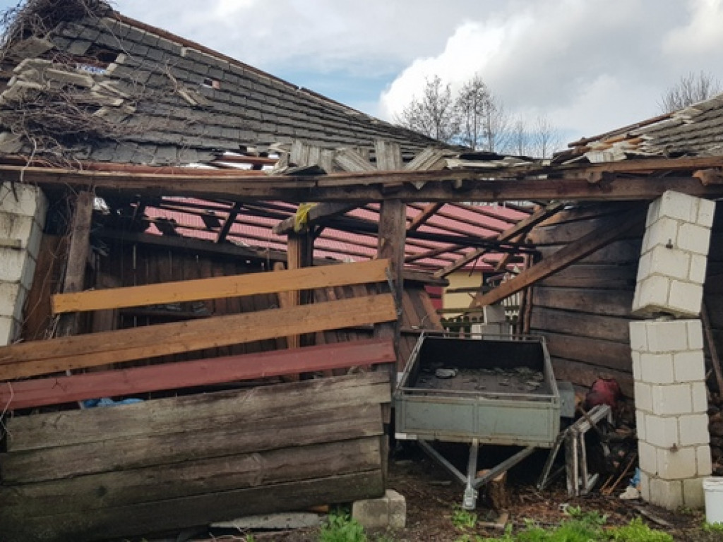 Trąba powietrzna szalała nad Tereszpolem. Uszkodziła domy, zniszczyła budynki gospodarcze (FOTO)