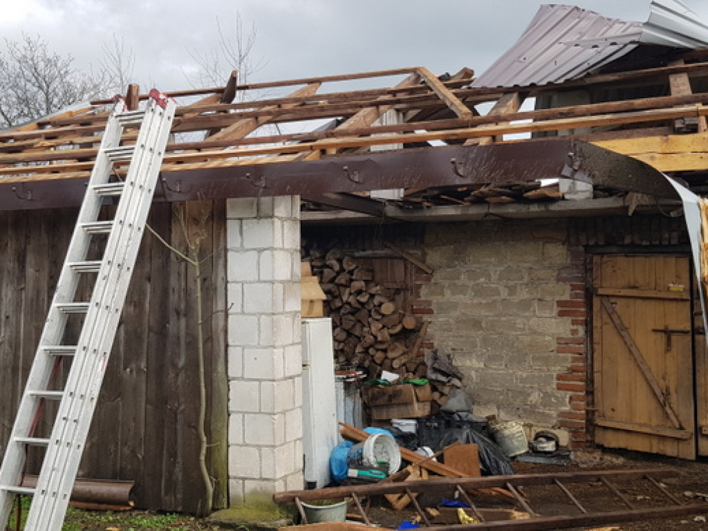 Trąba powietrzna szalała nad Tereszpolem. Uszkodziła domy, zniszczyła budynki gospodarcze (FOTO)