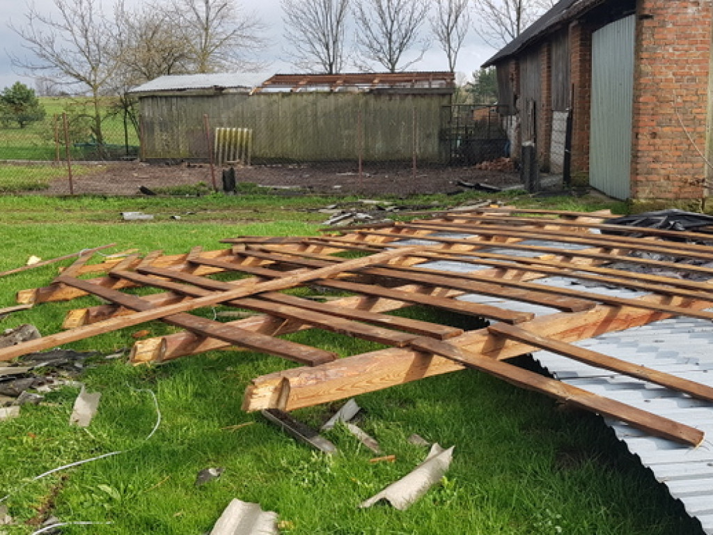 Trąba powietrzna szalała nad Tereszpolem. Uszkodziła domy, zniszczyła budynki gospodarcze (FOTO)