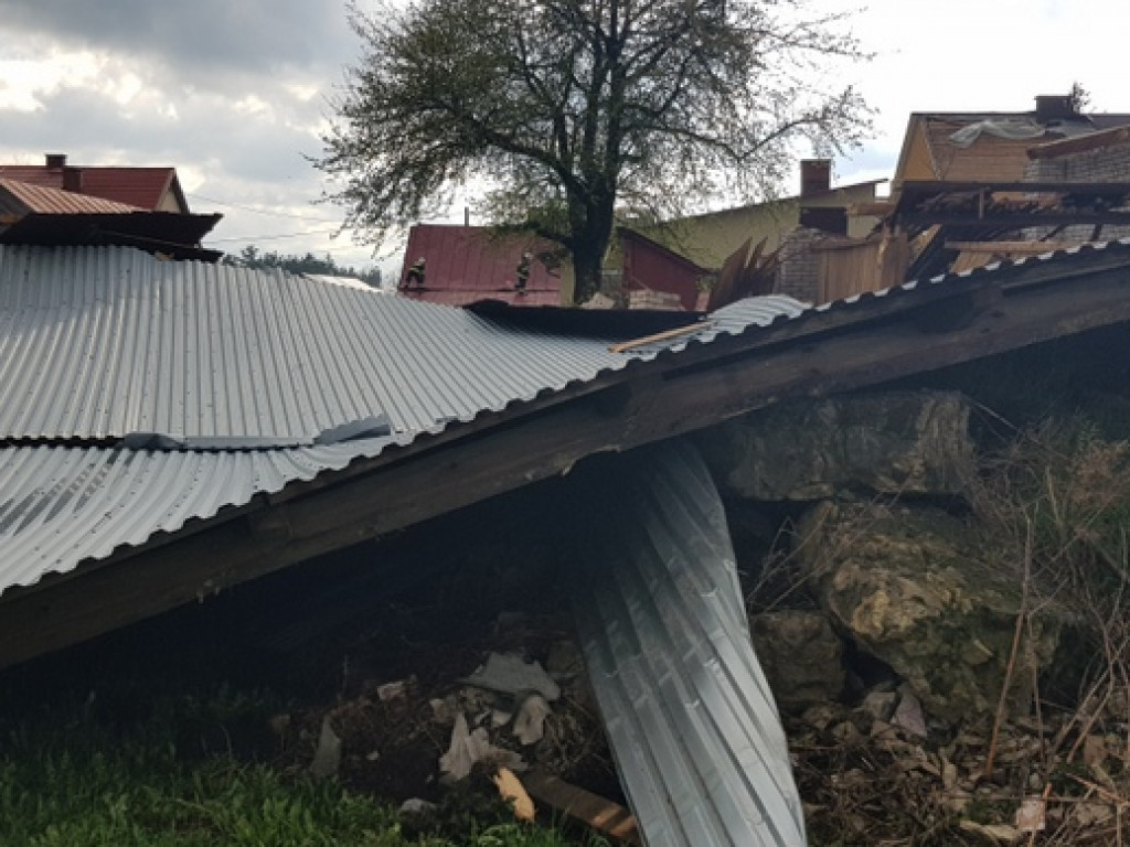 Trąba powietrzna szalała nad Tereszpolem. Uszkodziła domy, zniszczyła budynki gospodarcze (FOTO)