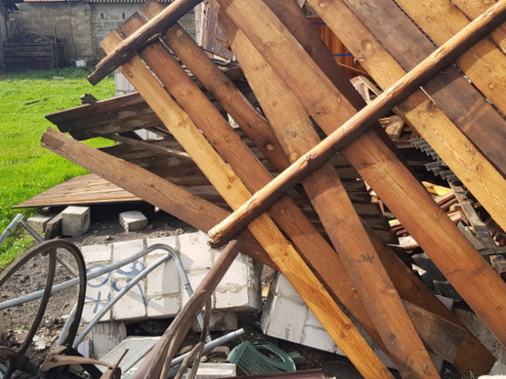 Trąba powietrzna szalała nad Tereszpolem. Uszkodziła domy, zniszczyła budynki gospodarcze (FOTO)