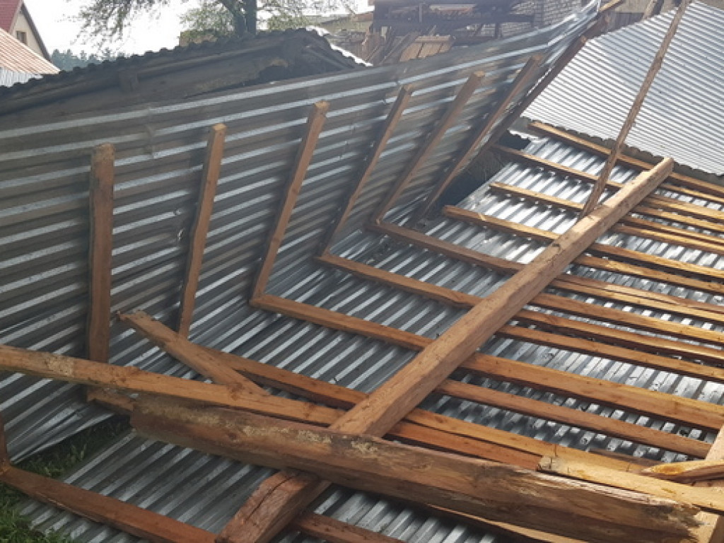 Trąba powietrzna szalała nad Tereszpolem. Uszkodziła domy, zniszczyła budynki gospodarcze (FOTO)