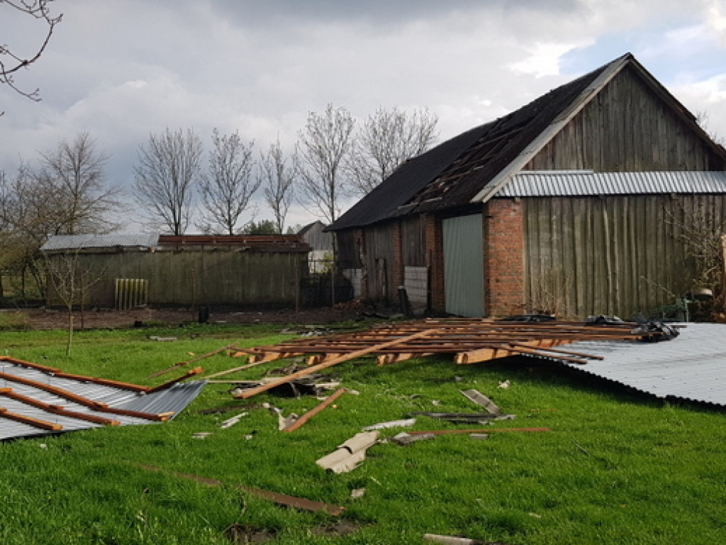 Trąba powietrzna szalała nad Tereszpolem. Uszkodziła domy, zniszczyła budynki gospodarcze (FOTO)