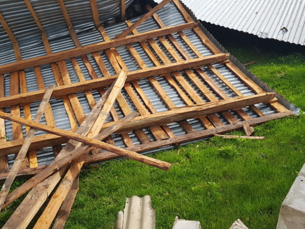 Trąba powietrzna szalała nad Tereszpolem. Uszkodziła domy, zniszczyła budynki gospodarcze (FOTO)