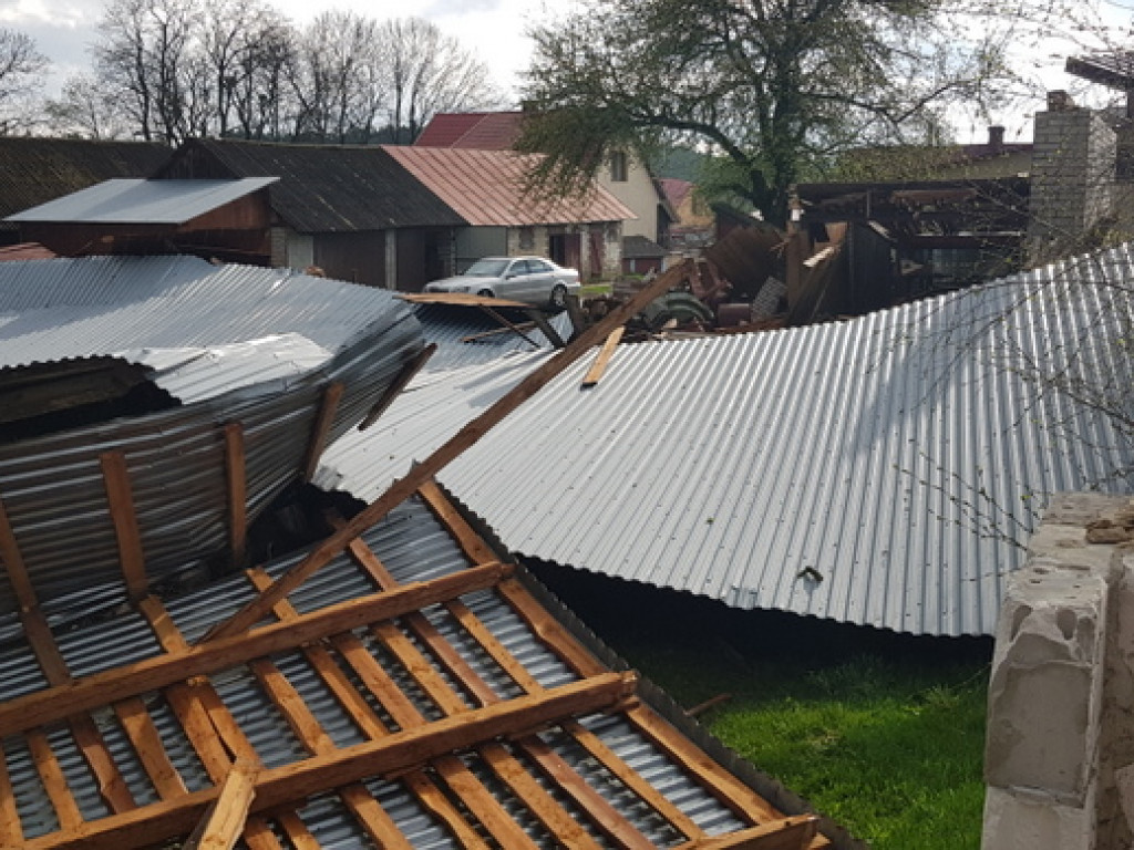 Trąba powietrzna szalała nad Tereszpolem. Uszkodziła domy, zniszczyła budynki gospodarcze (FOTO)