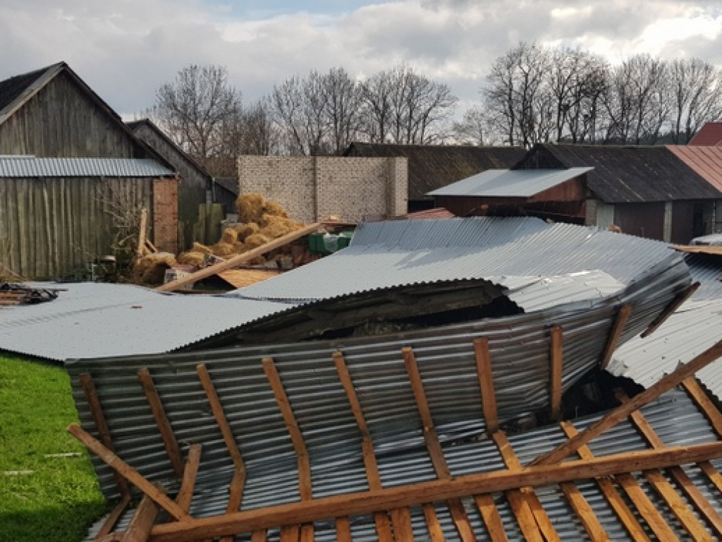 Trąba powietrzna szalała nad Tereszpolem. Uszkodziła domy, zniszczyła budynki gospodarcze (FOTO)
