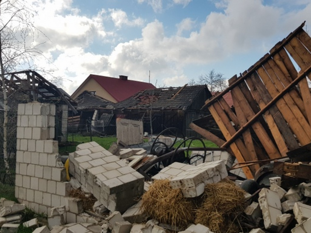 Trąba powietrzna szalała nad Tereszpolem. Uszkodziła domy, zniszczyła budynki gospodarcze (FOTO)