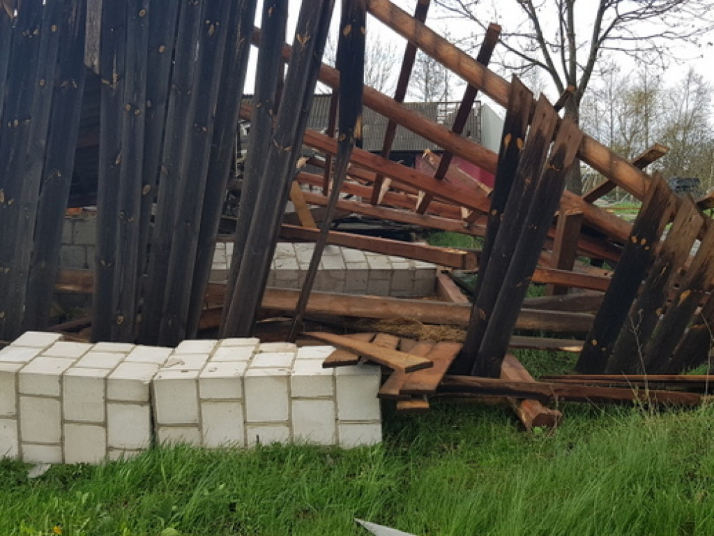 Trąba powietrzna szalała nad Tereszpolem. Uszkodziła domy, zniszczyła budynki gospodarcze (FOTO)