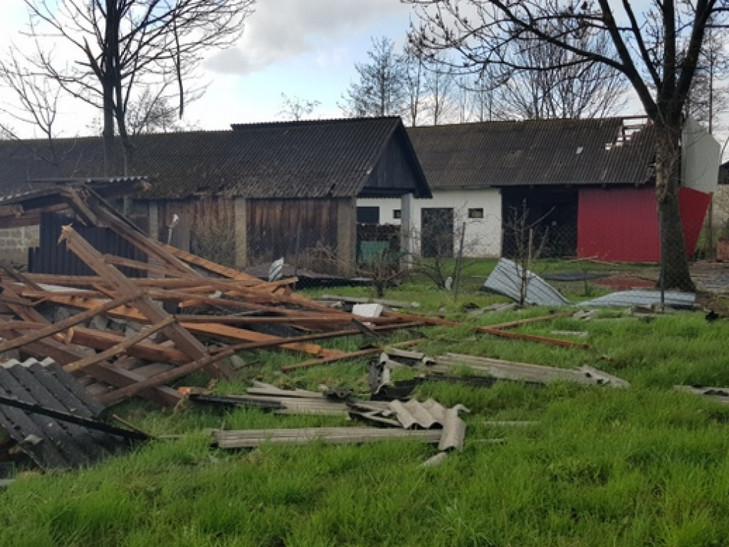 Trąba powietrzna szalała nad Tereszpolem. Uszkodziła domy, zniszczyła budynki gospodarcze (FOTO)