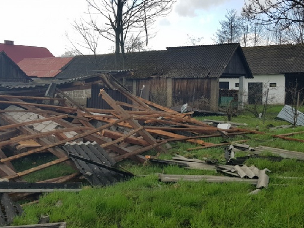 Trąba powietrzna szalała nad Tereszpolem. Uszkodziła domy, zniszczyła budynki gospodarcze (FOTO)