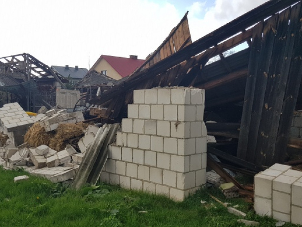Trąba powietrzna szalała nad Tereszpolem. Uszkodziła domy, zniszczyła budynki gospodarcze (FOTO)