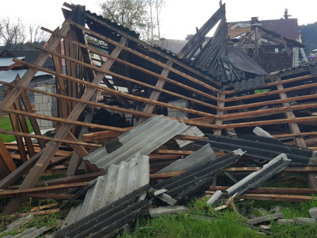 Trąba powietrzna szalała nad Tereszpolem. Uszkodziła domy, zniszczyła budynki gospodarcze (FOTO)