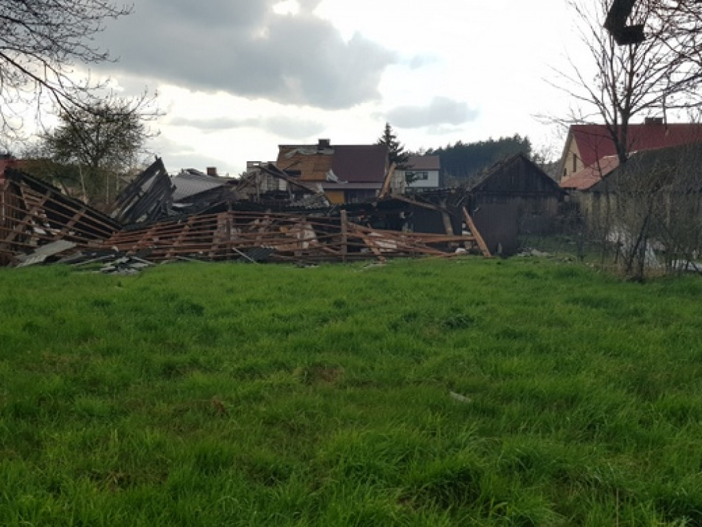 Trąba powietrzna szalała nad Tereszpolem. Uszkodziła domy, zniszczyła budynki gospodarcze (FOTO)