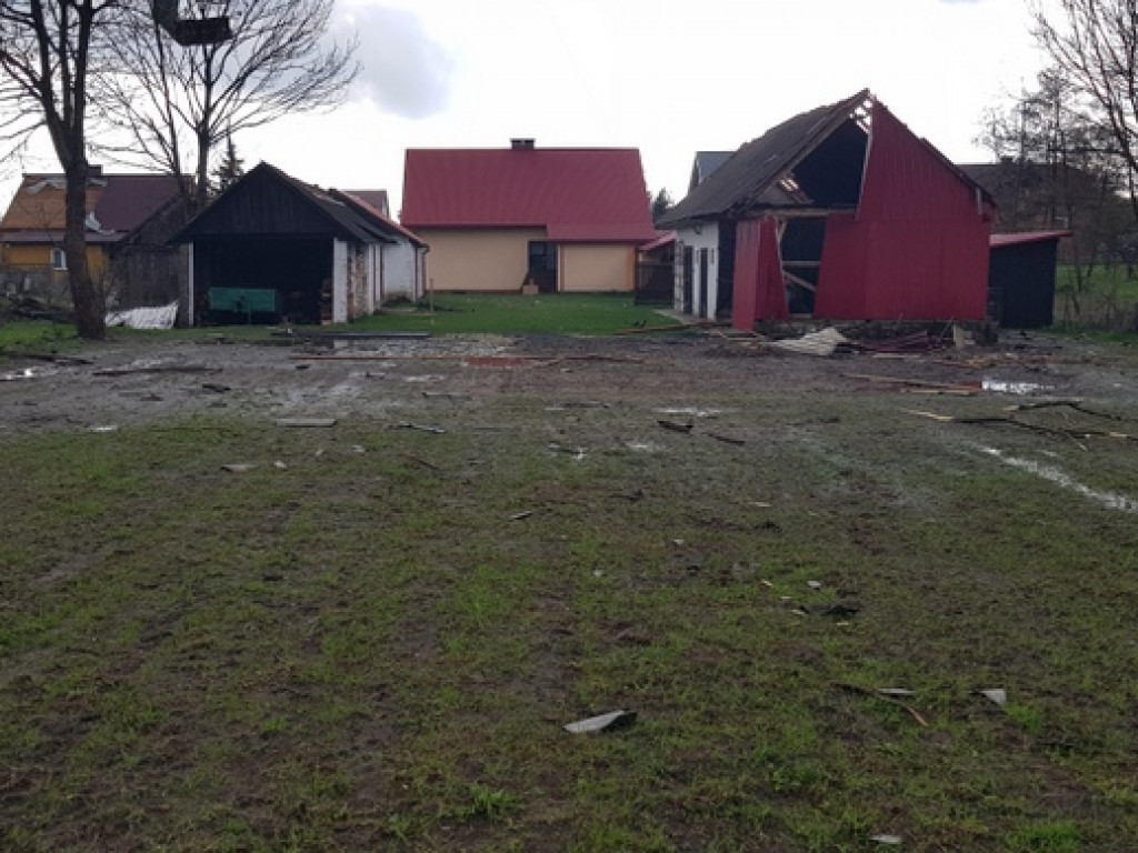 Trąba powietrzna szalała nad Tereszpolem. Uszkodziła domy, zniszczyła budynki gospodarcze (FOTO)
