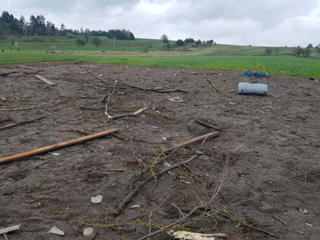 Trąba powietrzna szalała nad Tereszpolem. Uszkodziła domy, zniszczyła budynki gospodarcze (FOTO)
