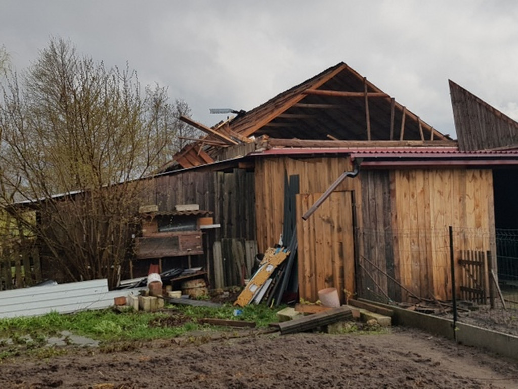 Trąba powietrzna szalała nad Tereszpolem. Uszkodziła domy, zniszczyła budynki gospodarcze (FOTO)