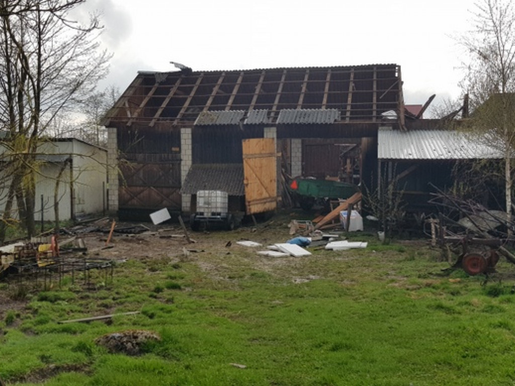 Trąba powietrzna szalała nad Tereszpolem. Uszkodziła domy, zniszczyła budynki gospodarcze (FOTO)