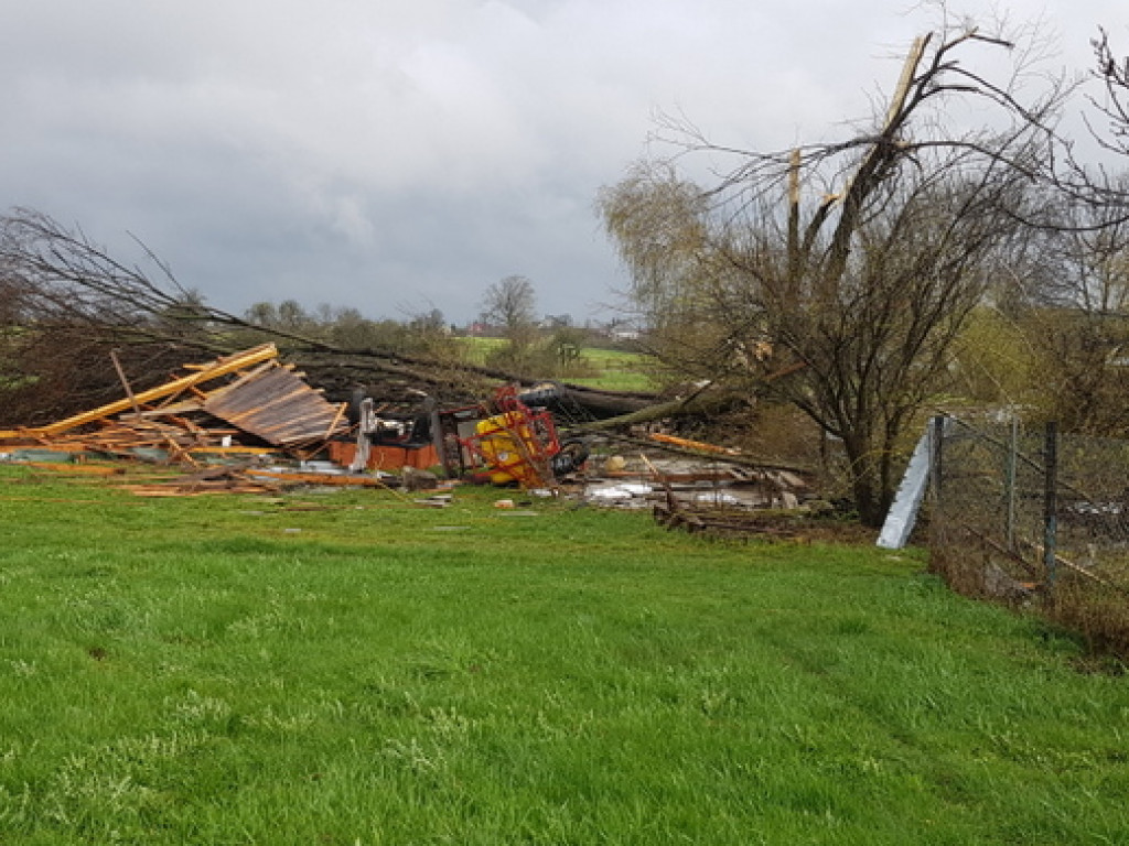 Trąba powietrzna szalała nad Tereszpolem. Uszkodziła domy, zniszczyła budynki gospodarcze (FOTO)