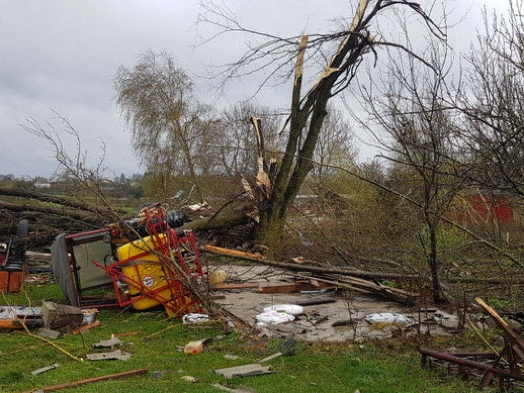 Trąba powietrzna szalała nad Tereszpolem. Uszkodziła domy, zniszczyła budynki gospodarcze (FOTO)
