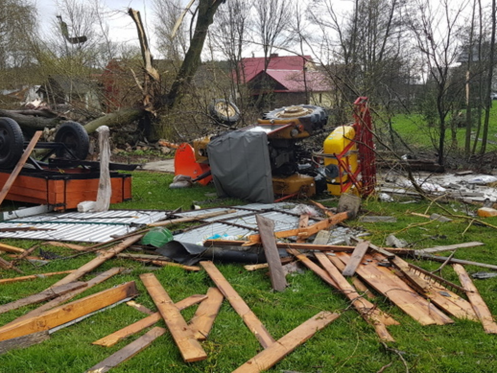 Trąba powietrzna szalała nad Tereszpolem. Uszkodziła domy, zniszczyła budynki gospodarcze (FOTO)