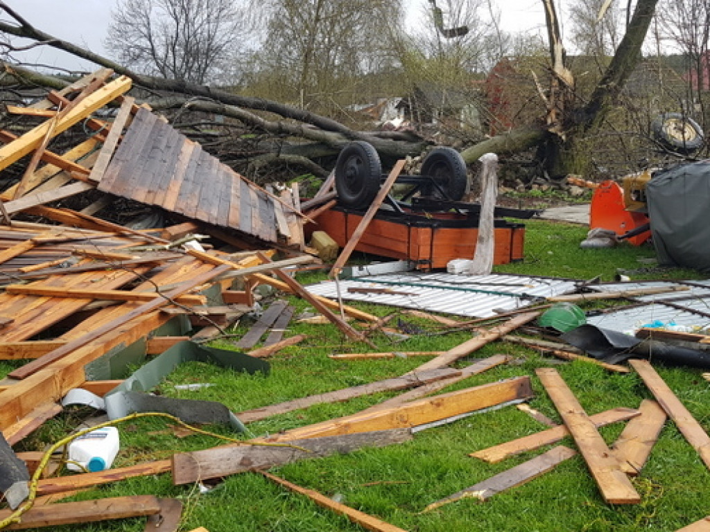Trąba powietrzna szalała nad Tereszpolem. Uszkodziła domy, zniszczyła budynki gospodarcze (FOTO)