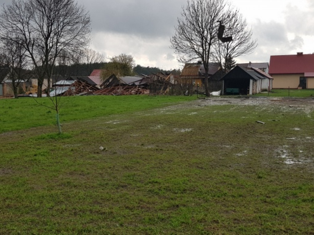 Trąba powietrzna szalała nad Tereszpolem. Uszkodziła domy, zniszczyła budynki gospodarcze (FOTO)