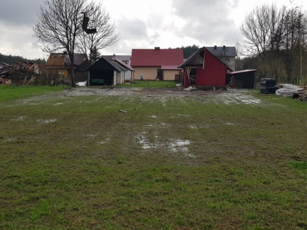 Trąba powietrzna szalała nad Tereszpolem. Uszkodziła domy, zniszczyła budynki gospodarcze (FOTO)
