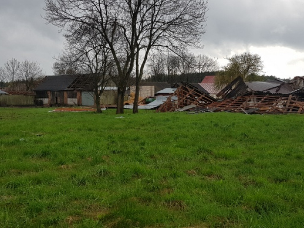 Trąba powietrzna szalała nad Tereszpolem. Uszkodziła domy, zniszczyła budynki gospodarcze (FOTO)
