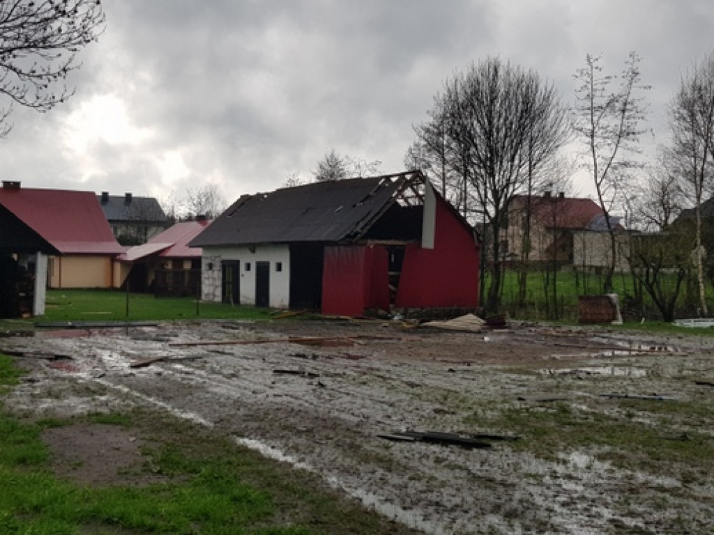 Trąba powietrzna szalała nad Tereszpolem. Uszkodziła domy, zniszczyła budynki gospodarcze (FOTO)