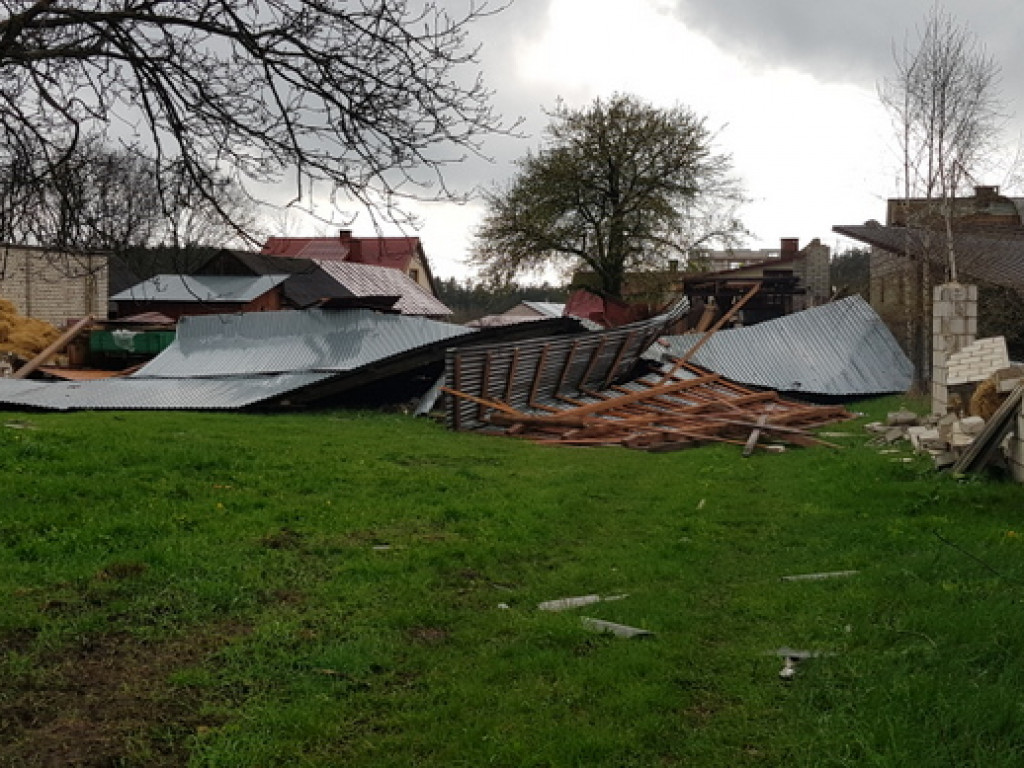 Trąba powietrzna szalała nad Tereszpolem. Uszkodziła domy, zniszczyła budynki gospodarcze (FOTO)