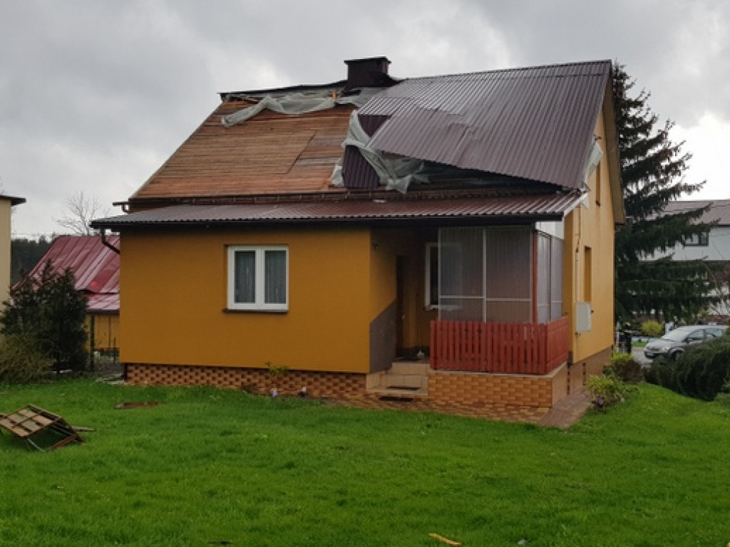 Trąba powietrzna szalała nad Tereszpolem. Uszkodziła domy, zniszczyła budynki gospodarcze (FOTO)