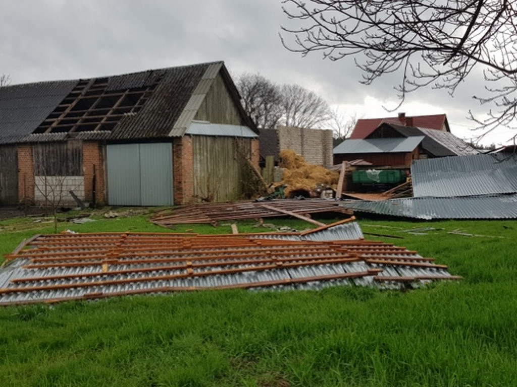 Trąba powietrzna szalała nad Tereszpolem. Uszkodziła domy, zniszczyła budynki gospodarcze (FOTO)