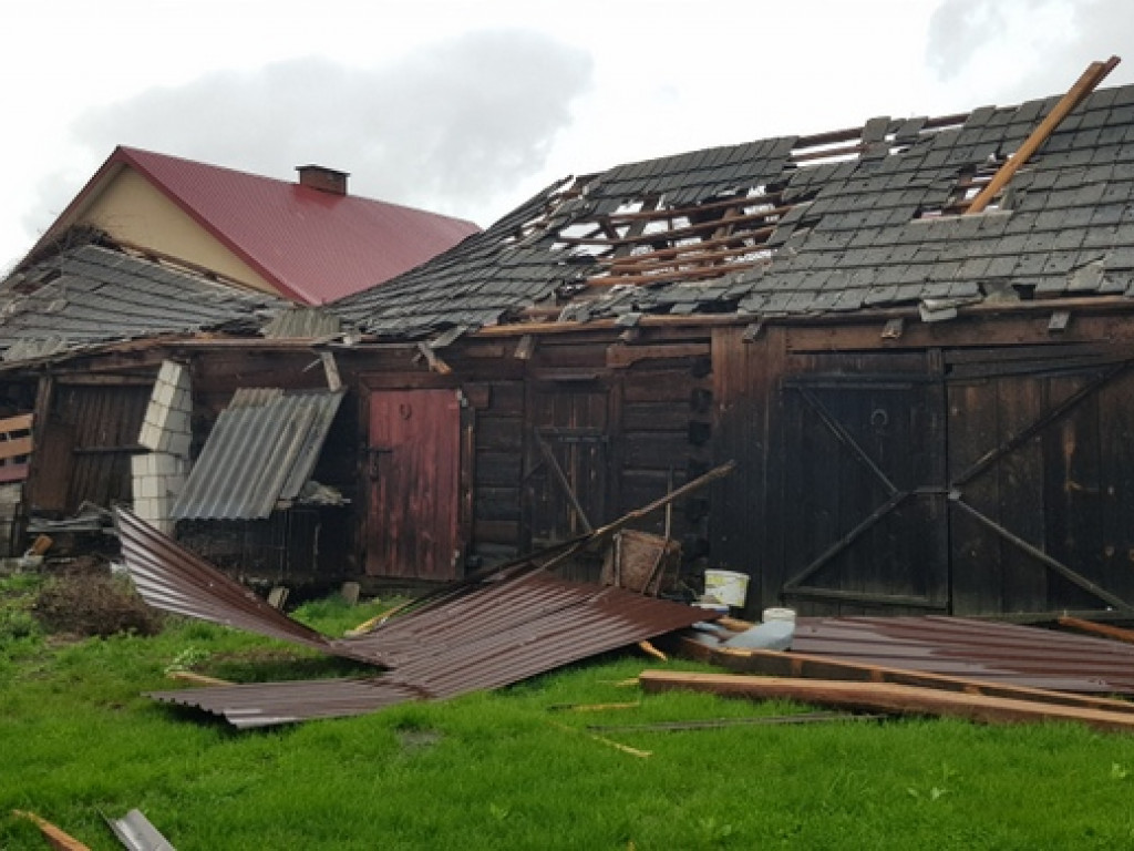 Trąba powietrzna szalała nad Tereszpolem. Uszkodziła domy, zniszczyła budynki gospodarcze (FOTO)