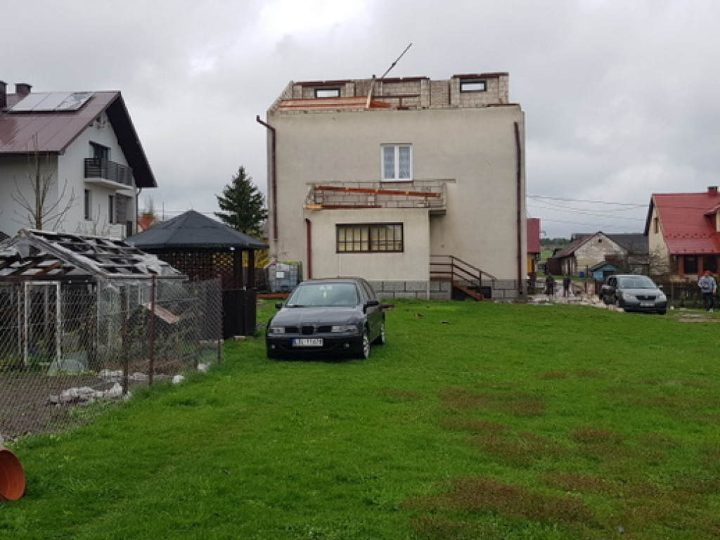 Trąba powietrzna szalała nad Tereszpolem. Uszkodziła domy, zniszczyła budynki gospodarcze (FOTO)