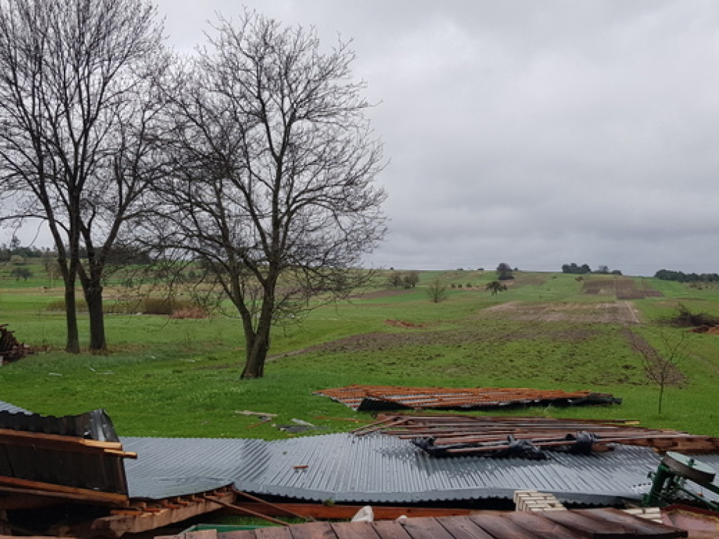 Trąba powietrzna szalała nad Tereszpolem. Uszkodziła domy, zniszczyła budynki gospodarcze (FOTO)