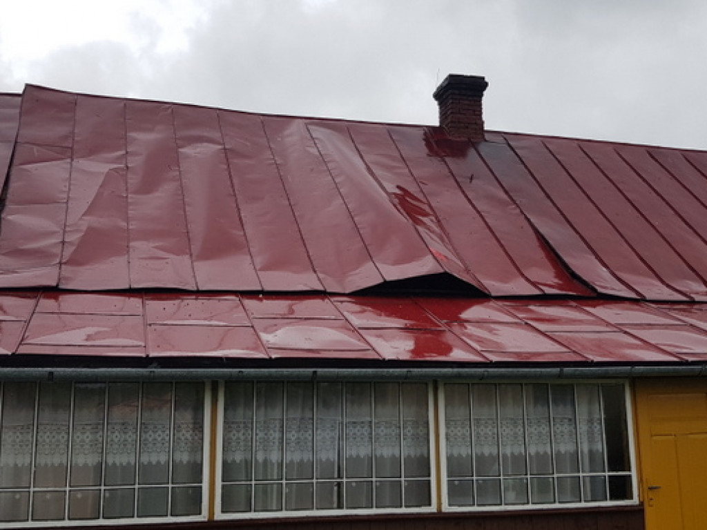 Trąba powietrzna szalała nad Tereszpolem. Uszkodziła domy, zniszczyła budynki gospodarcze (FOTO)