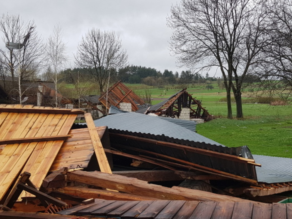 Trąba powietrzna szalała nad Tereszpolem. Uszkodziła domy, zniszczyła budynki gospodarcze (FOTO)