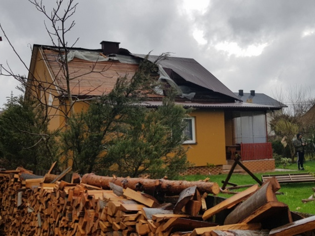 Trąba powietrzna szalała nad Tereszpolem. Uszkodziła domy, zniszczyła budynki gospodarcze (FOTO)