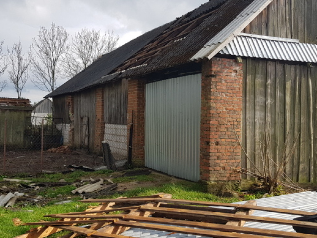 Trąba powietrzna szalała nad Tereszpolem. Uszkodziła domy, zniszczyła budynki gospodarcze (FOTO)