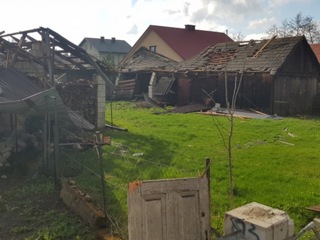 Trąba powietrzna szalała nad Tereszpolem. Uszkodziła domy, zniszczyła budynki gospodarcze (FOTO)