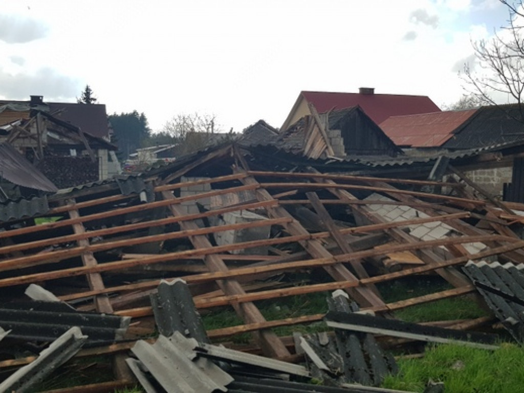 Trąba powietrzna szalała nad Tereszpolem. Uszkodziła domy, zniszczyła budynki gospodarcze (FOTO)