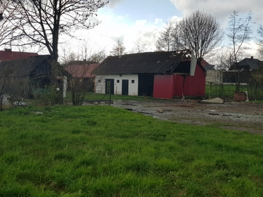 Trąba powietrzna szalała nad Tereszpolem. Uszkodziła domy, zniszczyła budynki gospodarcze (FOTO)
