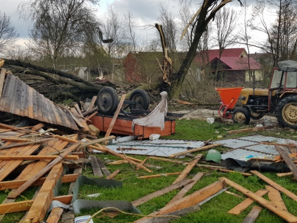 Trąba powietrzna szalała nad Tereszpolem. Uszkodziła domy, zniszczyła budynki gospodarcze (FOTO)