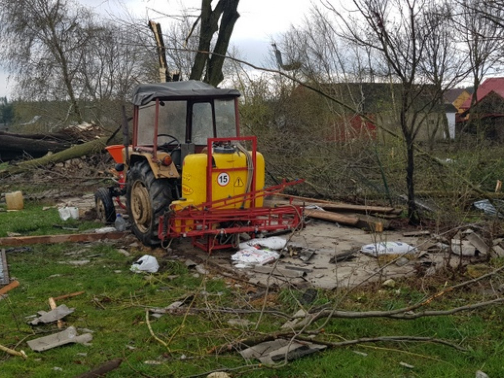 Trąba powietrzna szalała nad Tereszpolem. Uszkodziła domy, zniszczyła budynki gospodarcze (FOTO)