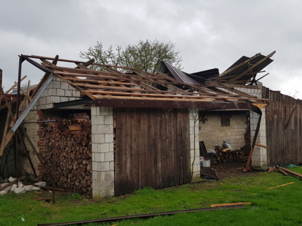 Trąba powietrzna szalała nad Tereszpolem. Uszkodziła domy, zniszczyła budynki gospodarcze (FOTO)