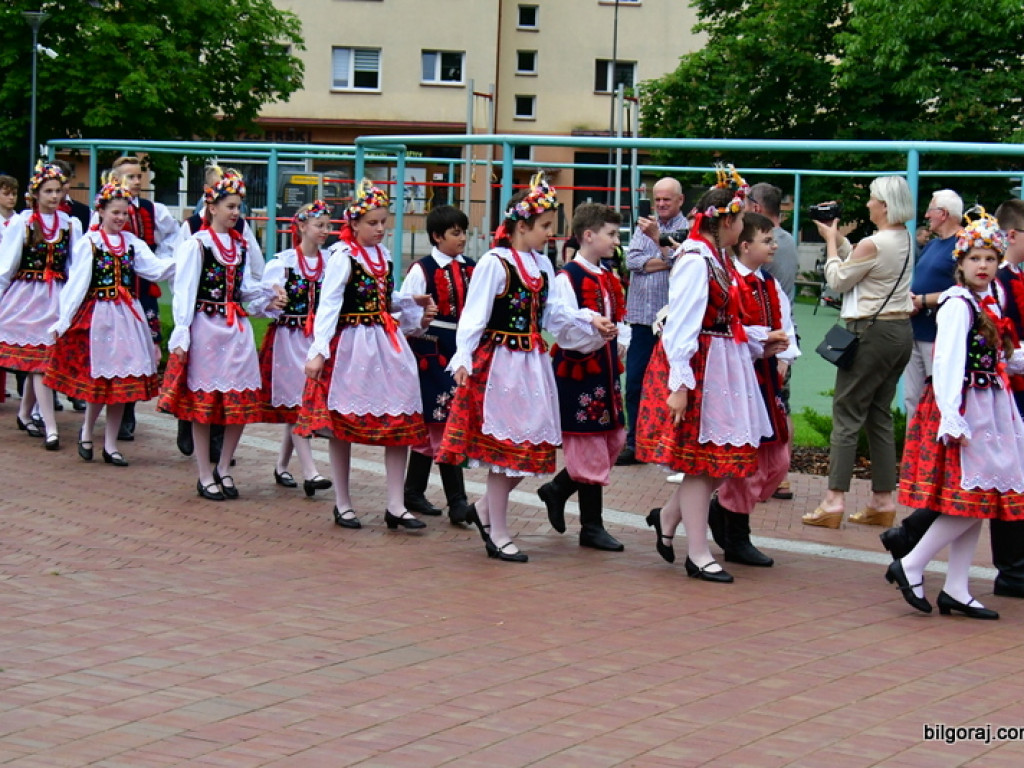 Polonez na 80 par na placu za biłgorajskim ratuszem (FOTO, VIDEO)